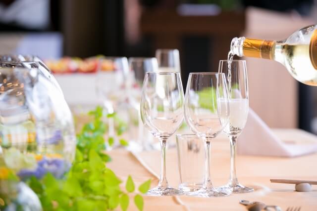 結婚式での乾杯のお礼をするときの相場ってどれくらい？